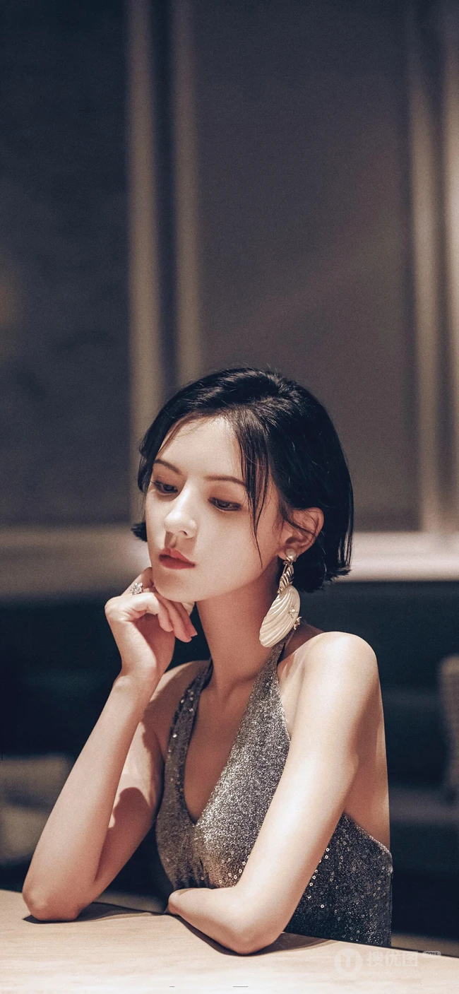 短发女星张予曦银色亮片吊带连衣裙露性感美背手机壁纸