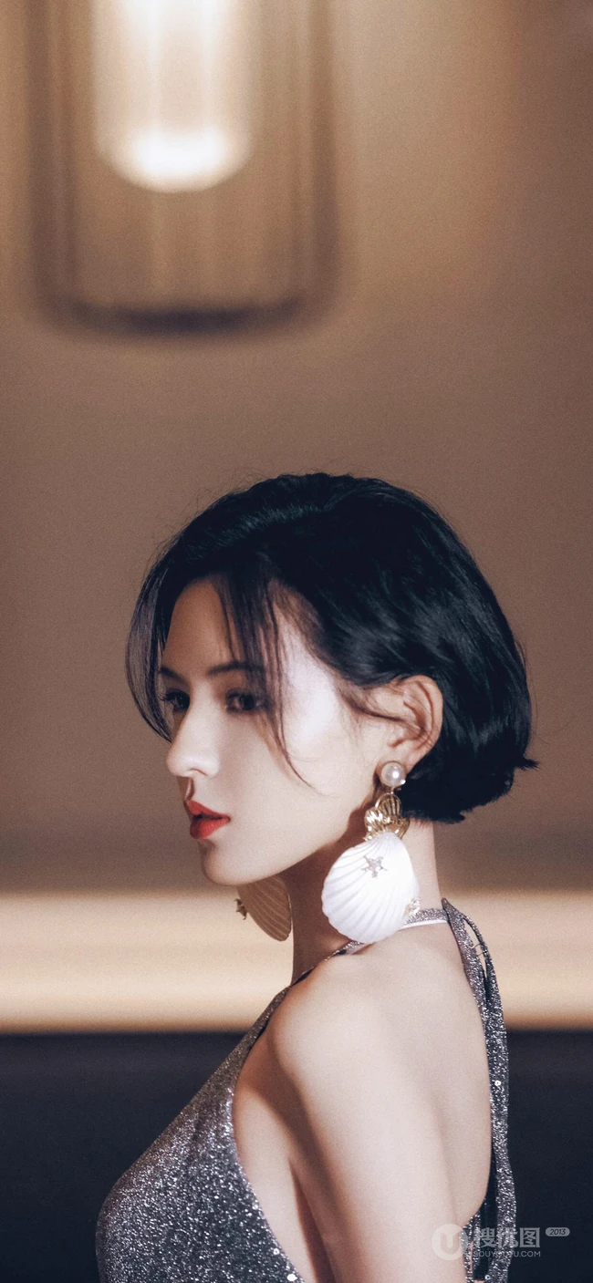 短发女星张予曦银色亮片吊带连衣裙露性感美背手机壁纸