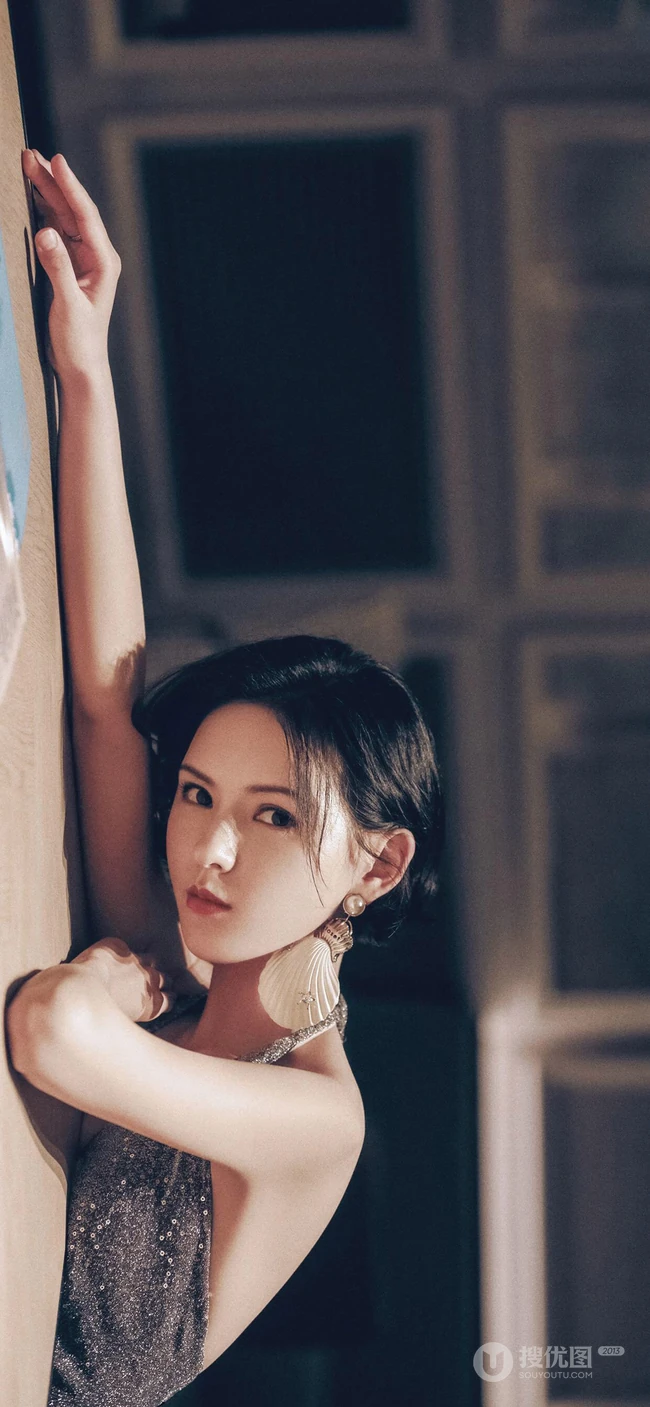 短发女星张予曦银色亮片吊带连衣裙露性感美背手机壁纸