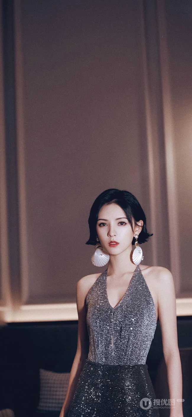 短发女星张予曦银色亮片吊带连衣裙露性感美背手机壁纸