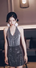短发女星张予曦银色亮片吊带连衣裙露性感美背手机壁纸