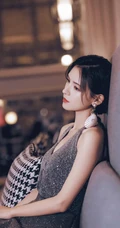 短发女星张予曦银色亮片吊带连衣裙露性感美背手机壁纸