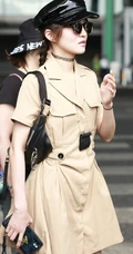 张韶涵全幅武装包裹严实现机场，卡其色外衣搭黑帽再加大墨镜
