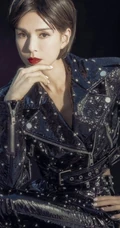 李若彤气质红唇装写真摄影，短发发型搭皮衣眼神专注
