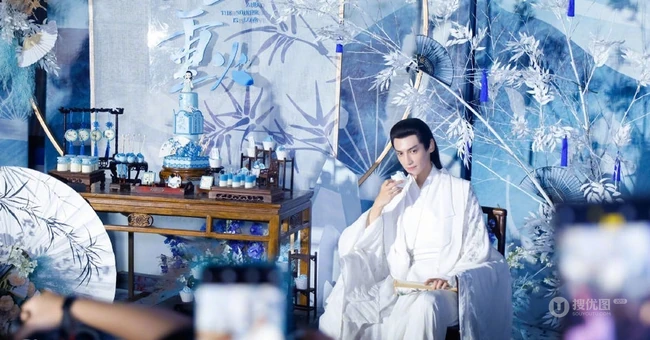 古装电视剧《月上重火》花絮剧照海报，主演罗云熙，陈钰琪cp感人