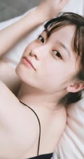 日本女星桥本环奈黑色肩带背心短裤气质室内照