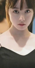 日本女星桥本环奈黑色肩带背心短裤气质室内照