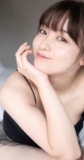 日本女星桥本环奈黑色肩带背心短裤气质室内照