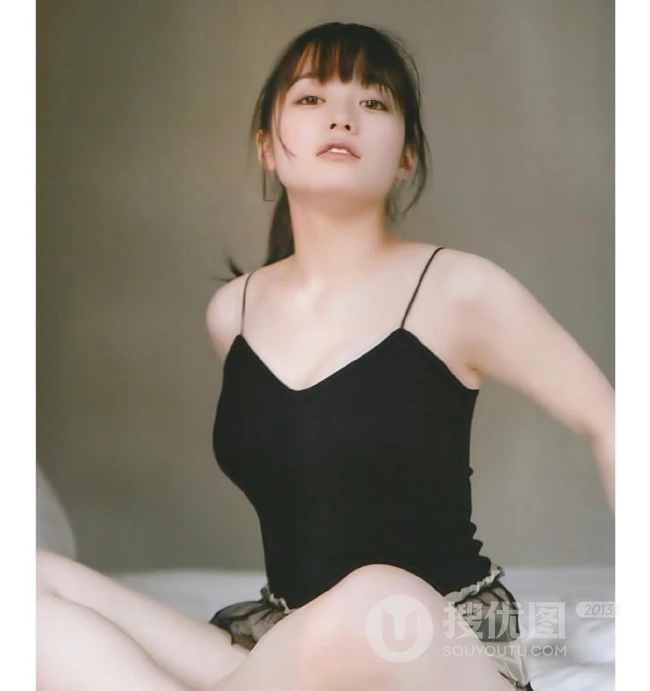 日本女星桥本环奈黑色肩带背心短裤气质室内照