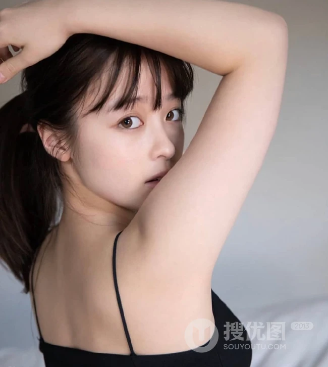 日本女星桥本环奈黑色肩带背心短裤气质室内照