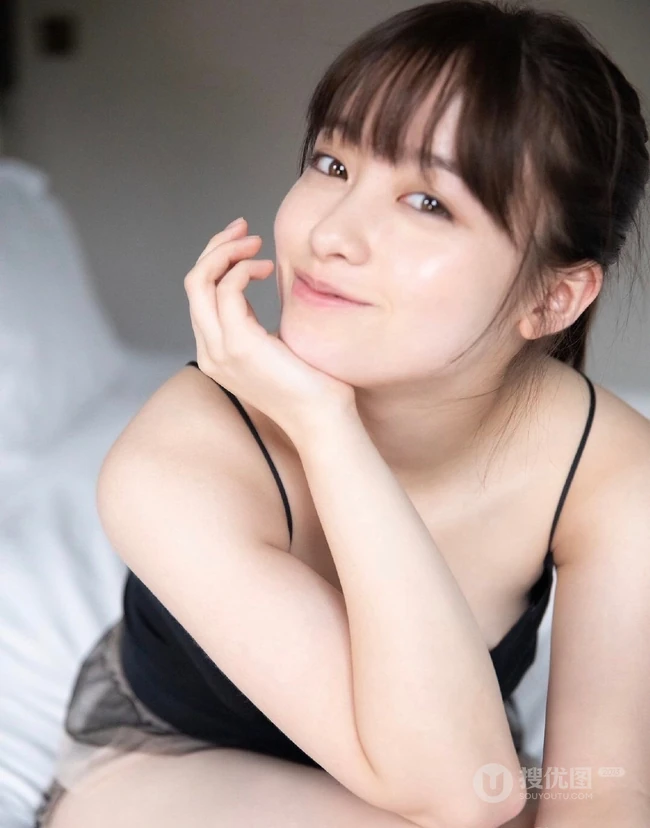 日本女星桥本环奈黑色肩带背心短裤气质室内照