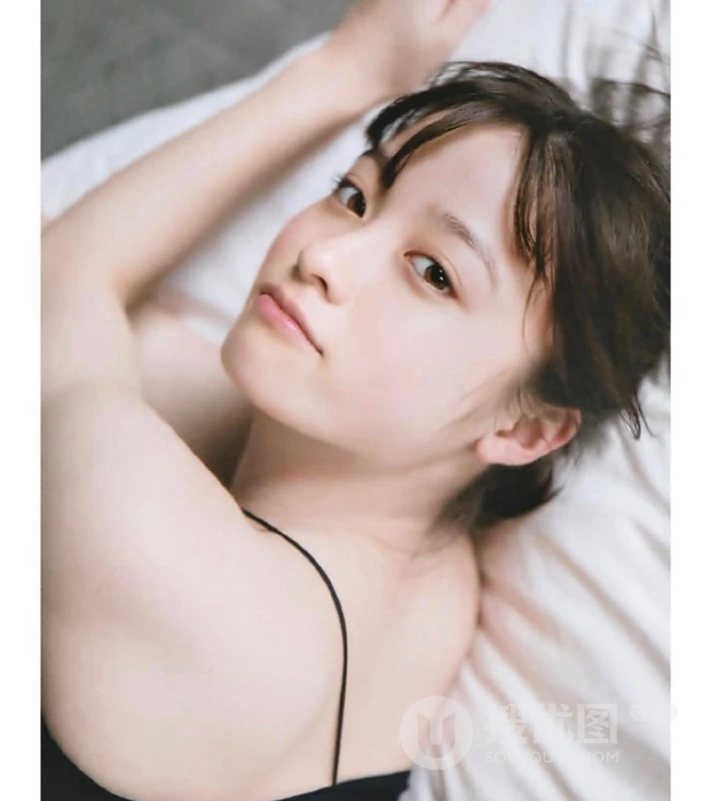 日本女星桥本环奈黑色肩带背心短裤气质室内照
