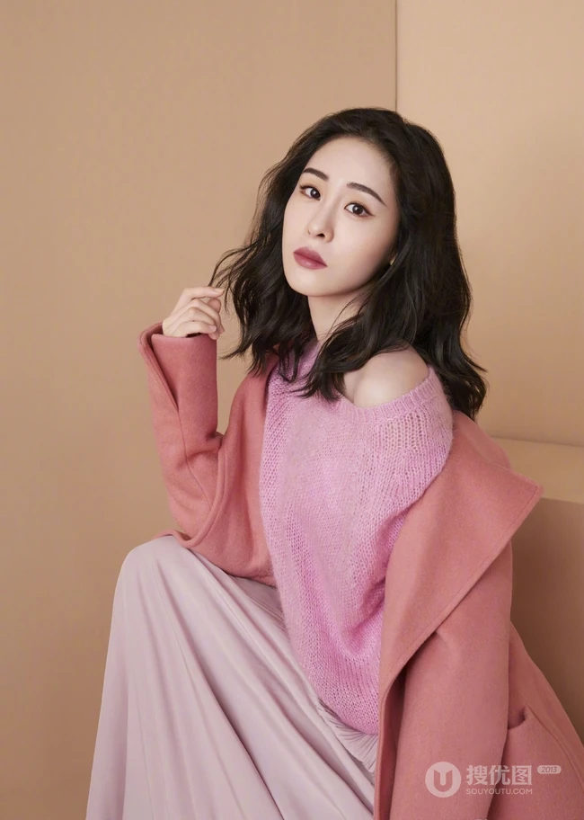张碧晨演绎轻知性人风格服饰写真美图