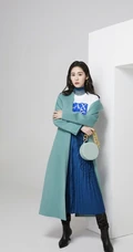 张碧晨演绎轻知性人风格服饰写真美图