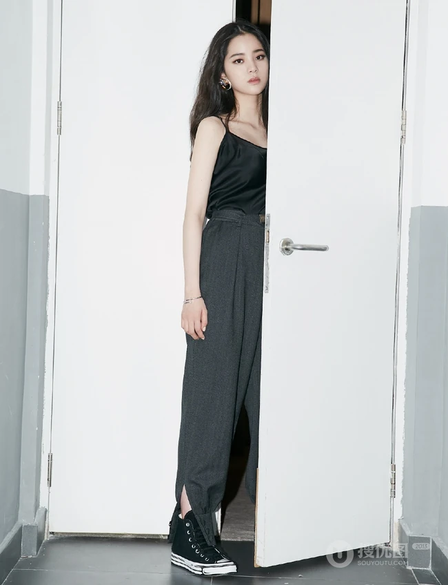欧阳娜娜气质肩带背心长裤清新唯美室内浴室写真图集
