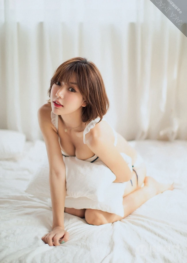 短发线条感线条女生马古丽娜气质家居服室内可爱调皮写真