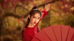 古装美女陈钰琪唯美枫树林下执伞起舞桌面壁纸图片