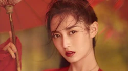 古装美女陈钰琪唯美枫树林下执伞起舞桌面壁纸图片