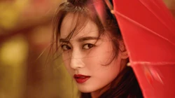 古装美女陈钰琪唯美枫树林下执伞起舞桌面壁纸图片