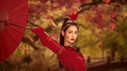 古装美女陈钰琪唯美枫树林下执伞起舞桌面壁纸图片