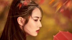 古装美女陈钰琪唯美枫树林下执伞起舞桌面壁纸图片