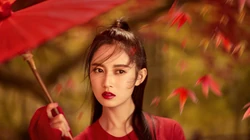 古装美女陈钰琪唯美枫树林下执伞起舞桌面壁纸图片