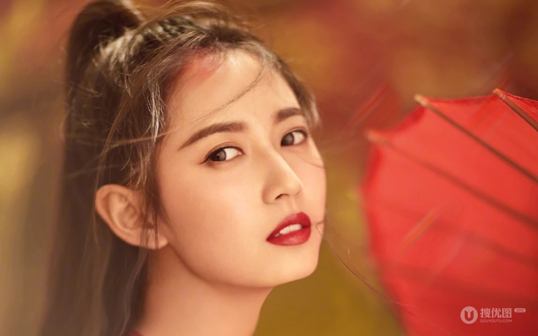 古装美女陈钰琪唯美枫树林下执伞起舞桌面壁纸图片