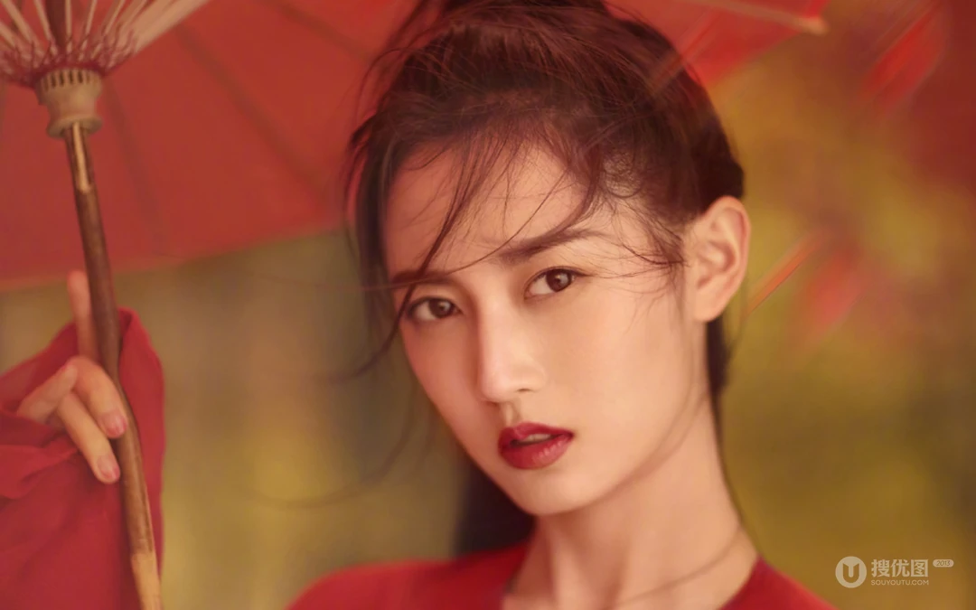 古装美女陈钰琪唯美枫树林下执伞起舞桌面壁纸图片