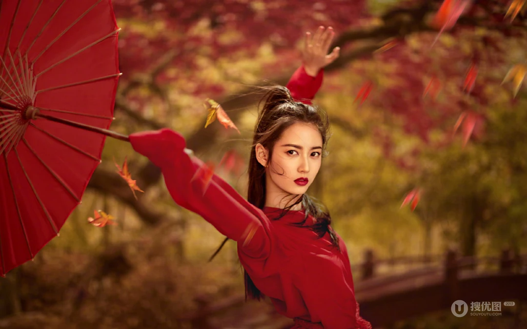 古装美女陈钰琪唯美枫树林下执伞起舞桌面壁纸图片