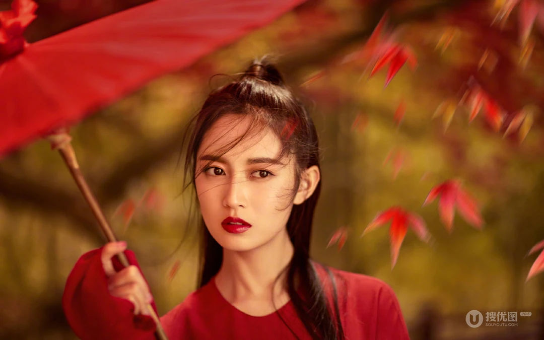 古装美女陈钰琪唯美枫树林下执伞起舞桌面壁纸图片