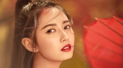 古装美女陈钰琪唯美枫树林下执伞起舞桌面壁纸图片