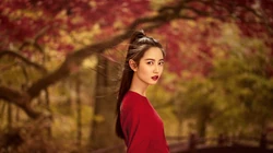 古装美女陈钰琪唯美枫树林下执伞起舞桌面壁纸图片