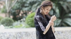 双马尾发型白鹿黑色薄纱连衣裙户外街拍唯美桌面壁纸