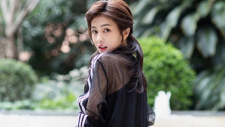 双马尾发型白鹿黑色薄纱连衣裙户外街拍唯美桌面壁纸