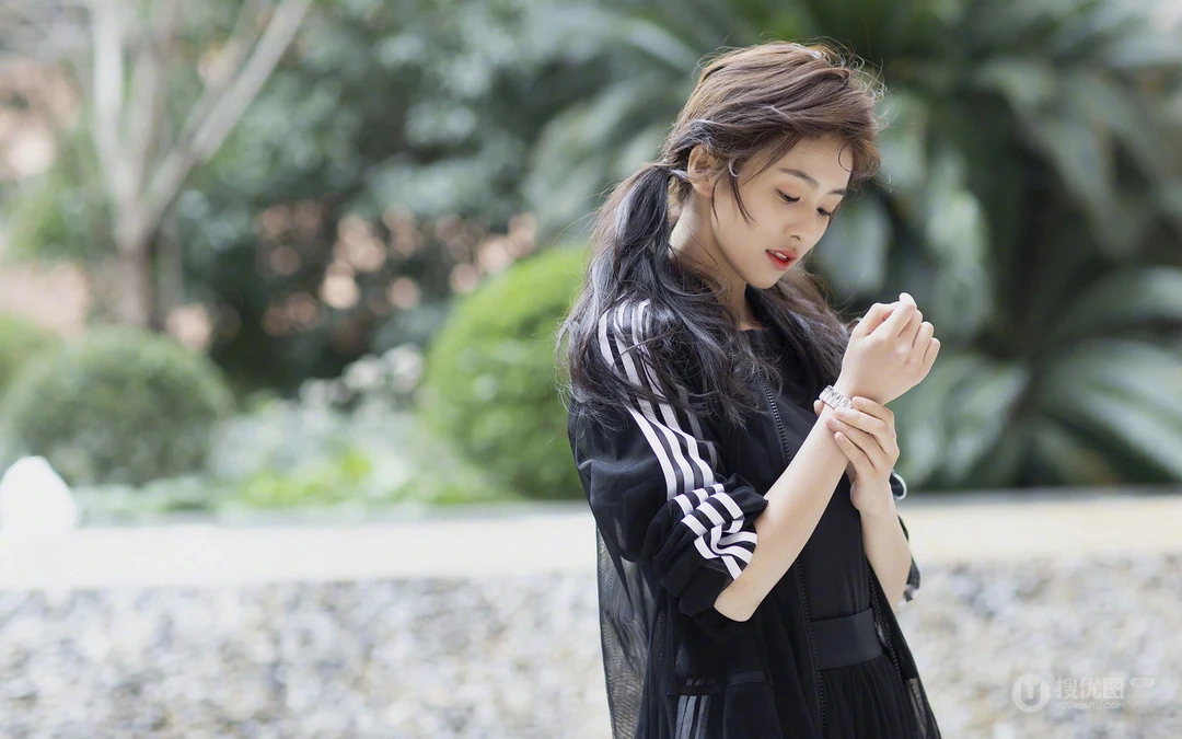 双马尾发型白鹿黑色薄纱连衣裙户外街拍唯美桌面壁纸