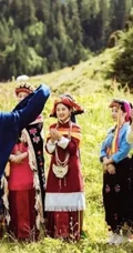 梁家辉女儿晒旅拍写真，与梁家辉在高原穿民族服饰很是开心