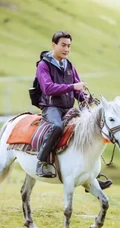 梁家辉女儿晒旅拍写真，与梁家辉在高原穿民族服饰很是开心