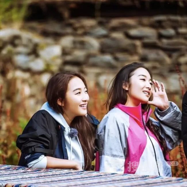 梁家辉女儿晒旅拍写真，与梁家辉在高原穿民族服饰很是开心