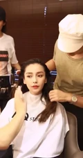 杨颖Angelababy日常化妆间照片，与化妆师谈笑很是开心