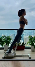 熊黛林家中健身生活照，大玩自拍秀完美匀称匀称身形