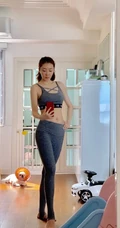 熊黛林家中健身生活照，大玩自拍秀完美匀称匀称身形