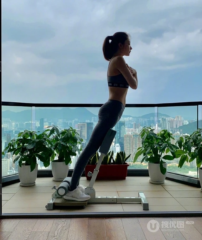 熊黛林家中健身生活照，大玩自拍秀完美匀称匀称身形