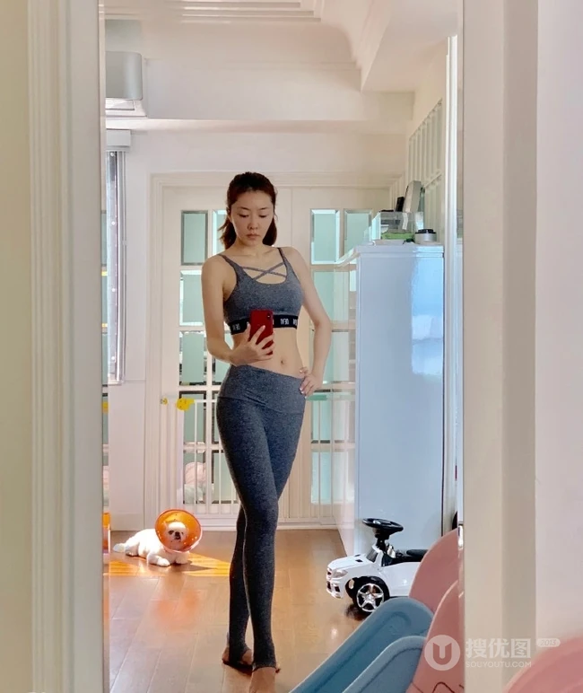 熊黛林家中健身生活照，大玩自拍秀完美匀称匀称身形