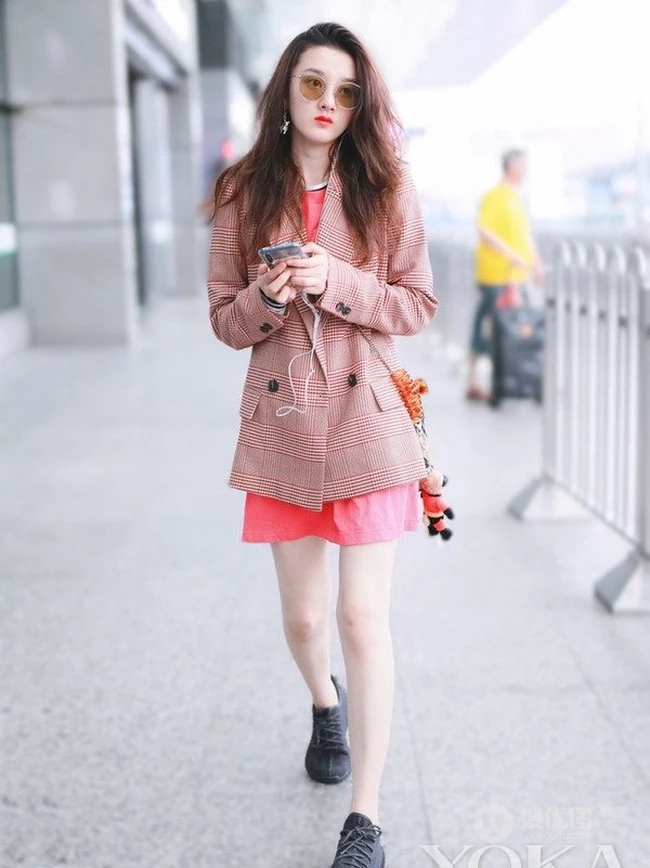 秋季时尚穿着，连衣裙搭小西服，女星宋祖儿教你穿衣搭配
