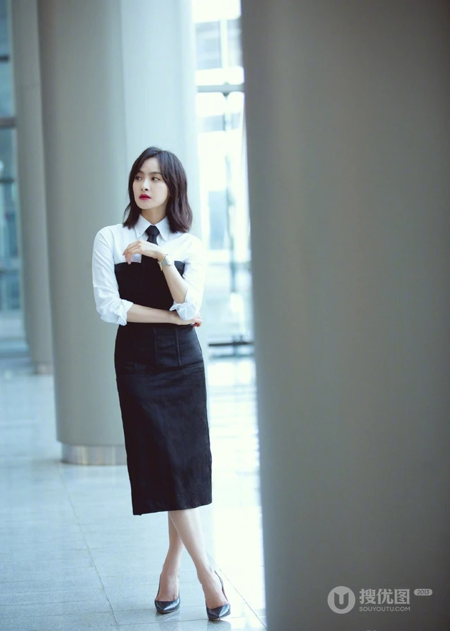 宋茜上白下黑时尚个性连衣裙好看街拍写真图片