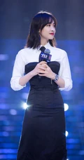宋茜上白下黑时尚个性连衣裙好看街拍写真图片
