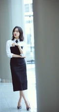 宋茜上白下黑时尚个性连衣裙好看街拍写真图片