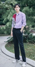 胡一天条纹衬衫搭黑裤户外松林清新清新写真图片