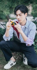胡一天条纹衬衫搭黑裤户外松林清新清新写真图片