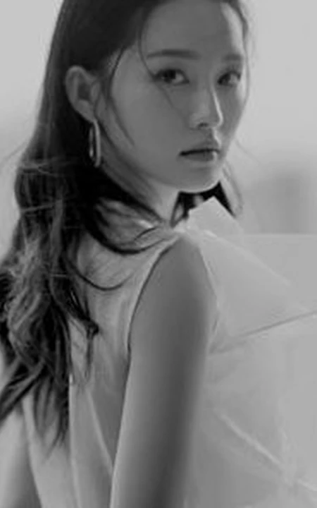 李沁白裙搭配大耳环自带仙气唯美高清写真图片